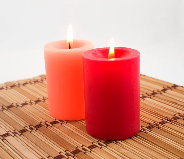 Brennende lys på en bambusserviett – stockfoto