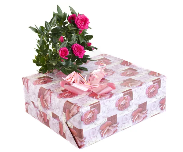 Schachtel mit einem Geschenk und einem Strauß Rosen — Stockfoto