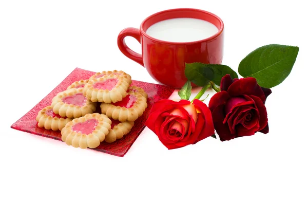 Ciasteczka w kształcie serca, róża i szklanka mleka — Zdjęcie stockowe