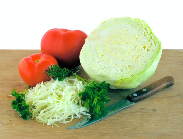 Приготовление салата из капусты с помидорами и травами — стоковое фото