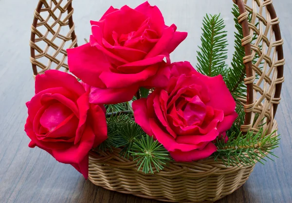 Bouquet of roses are in a wicker basket — Stock Photo, Image
