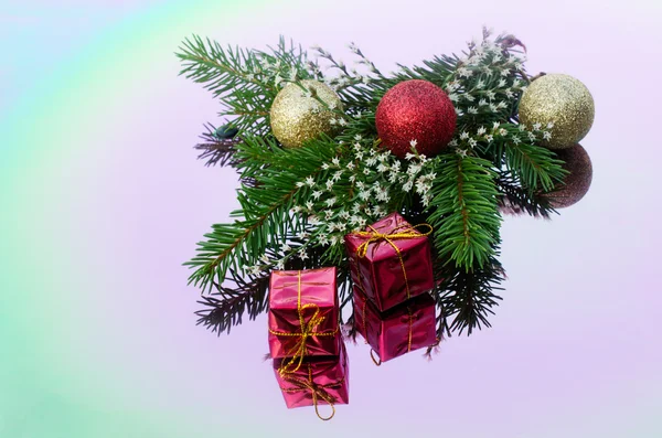 Rama de árbol de Navidad decorada con bolas de oro — Foto de Stock