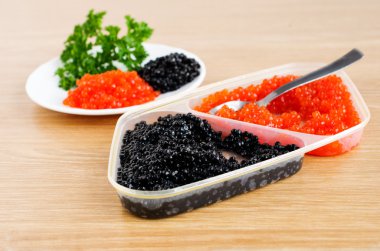 Kırmızı ve siyah havyar bir servis tabağı olduğunu.