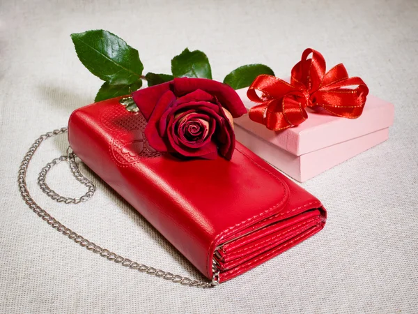Röd handväska och gåva — Stockfoto