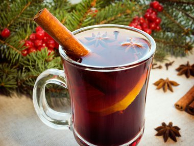 Sıcak sıcak şarap bir cam bardağa döküldü.