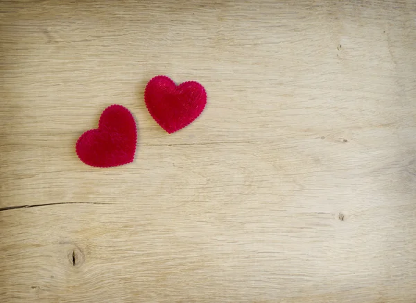 Corazones rojos están en tablones de roble — Foto de Stock