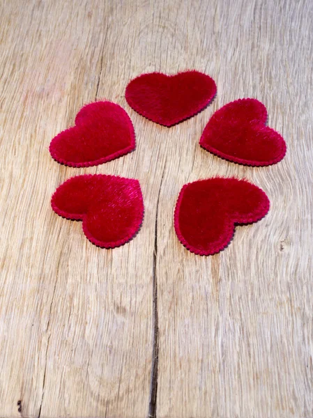 Rote Herzen auf Eichenplanken — Stockfoto