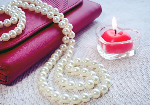 Res candle, handbag and pearl — Stock Photo, Image