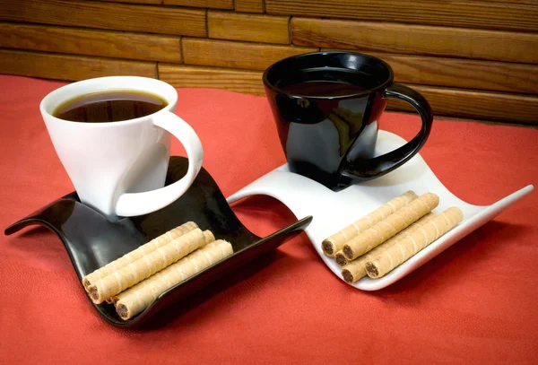 Dos tazas de café y obleas con chocolate — Foto de Stock