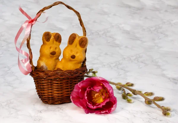 Velikonoční Zajíčci v proutěném koši — Stock fotografie