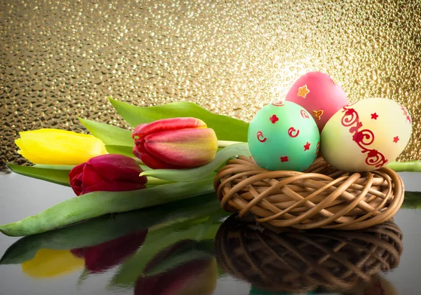 Velikonoční vajíčka a květiny — Stock fotografie