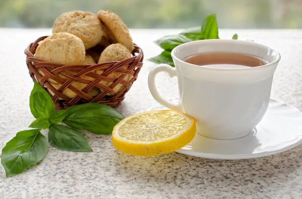 Limon ve Hindistan cevizi çerezleri ile çay — Stok fotoğraf