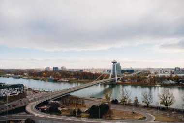 Ufo Köprüsü, Slovakya 'nın başkenti Bratislava' da Tuna Nehri üzerinde yer alan bir karayolu köprüsü. Bratislava Kalesi 'nden görüntü
