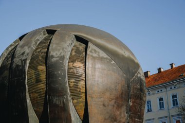 Slovenya 'nın Maribor kentinde NOB (Ulusal Kurtuluş) anıtı da Svobode Meydanı' nda Spomenik Nob olarak adlandırılır.