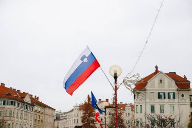 Slovenya bayrağı Maribor Drava Köprüsü 'nde bulutlu bir günde dalgalanıyor