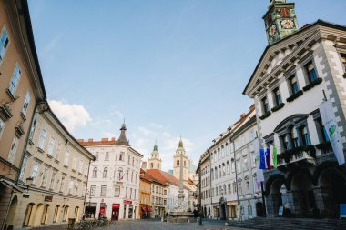 Ljubljana Şehir Meydanı güneşli bir günde, Slovenya 'nın başkenti. Arka planda Ljubljana Belediye Binası, Robba Çeşmesi ve Ljubljana Katedrali 'ni görebiliyoruz.