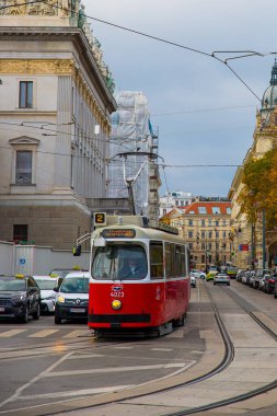 Avusturya, Viyana 'da gün boyunca kırmızı tramvay kullanan bir adam. Tram, Avusturya başkentinin ana toplu taşımacılarından biridir.