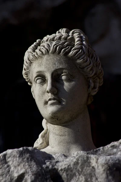 Woman's Head, stones, statuas. Ruins — Stock Photo, Image