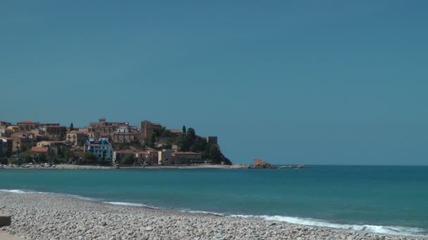 Στην ακτή κοντά castel di tusa — Αρχείο Βίντεο