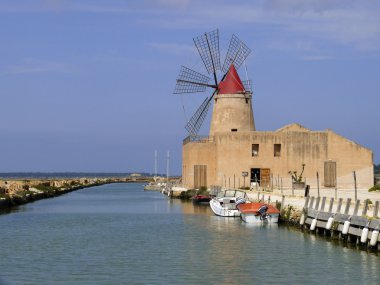 eski bir yel değirmeni ile üzerinde bir kanal manzaralı