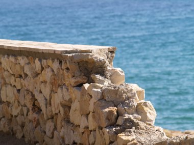 denize karşı taştan korkuluk mahvetti