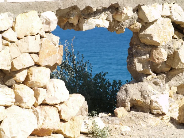 Okno z widokiem na morze skały — Zdjęcie stockowe