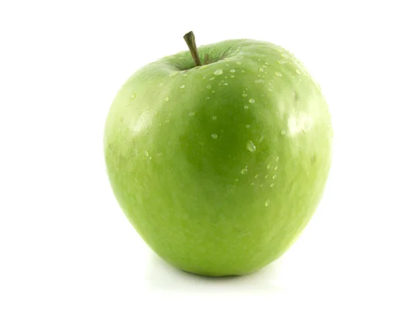 Manzana verde fresca aislada con gotas de agua . —  Fotos de Stock