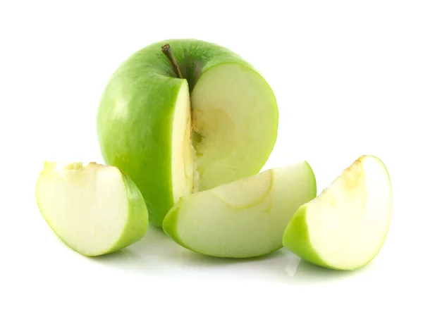 Geïsoleerde gesneden groene appel met drie segmenten. — Stockfoto