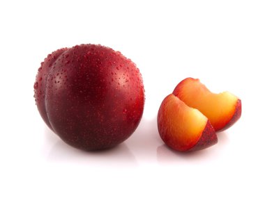 izole kırmızı Erik iki dilim ile (su damlası)