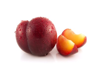 izole kırmızı Erik iki dilim ile (su damlası).