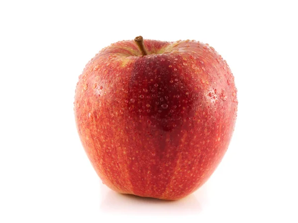 Manzana roja fresca aislada con gotas de agua . —  Fotos de Stock