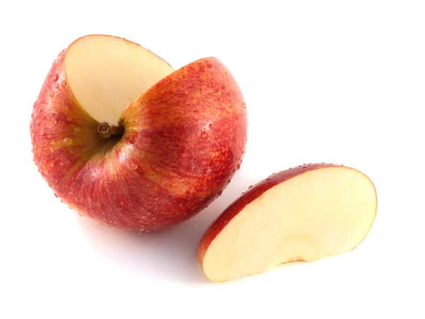 Manzana roja en rodajas aisladas con una rebanada (húmeda ) —  Fotos de Stock