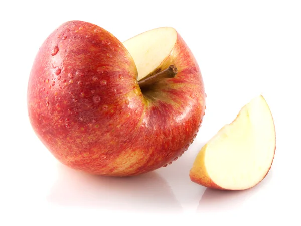 Isolert, skivet rødt eple med ett stykke (vått) ) – stockfoto