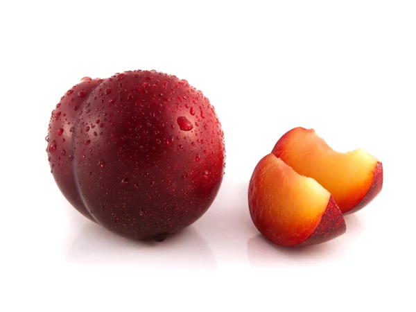 Ciruela roja aislada con dos rebanadas (gotas de agua ). — Foto de Stock