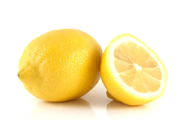 Limone giallo isolato con fetta . — Foto Stock