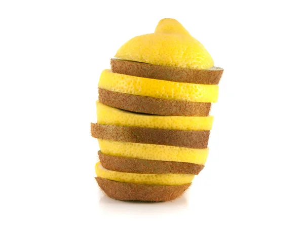 Limon ve kivi dilimleri izole Kulesi. — Stok fotoğraf