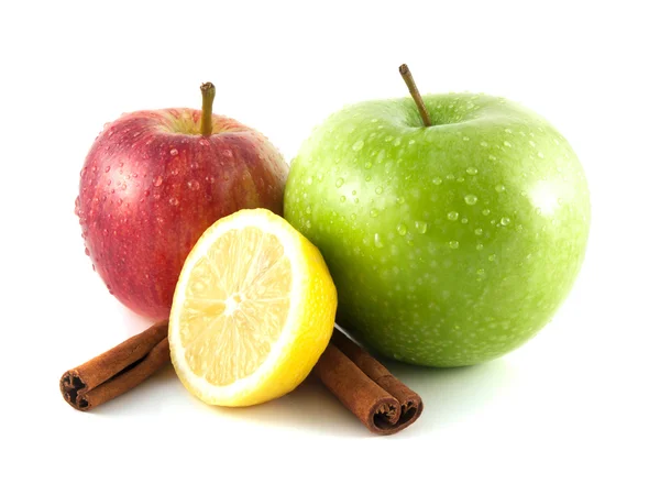 Geïsoleerde groene en rode appels, citroen met kaneel — Stockfoto