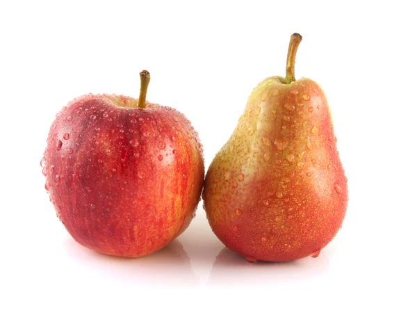 Спелые красные груши с красным яблоком на белом фоне — стоковое фото