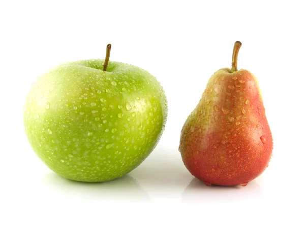 Olgun kırmızı armut ile beyaz zemin üzerine yeşil elma — Stok fotoğraf