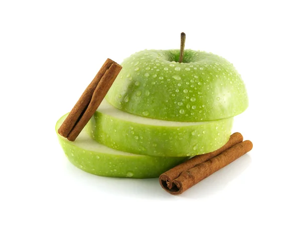 Geïsoleerde nat groene appel segmenten met kaneel peul — Stockfoto