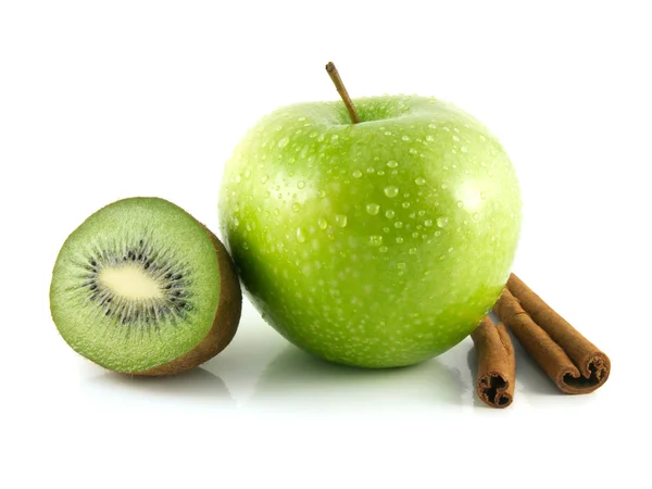 Geïsoleerde groene appel en kiwi met kaneel peul — Stockfoto