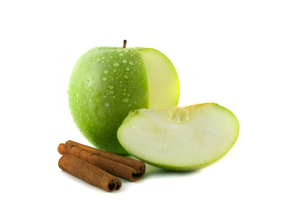 Isolierter nasser grüner Apfel mit Scheibe und Zimt — Stockfoto