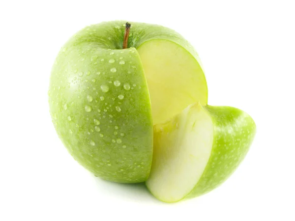 Изолированное нарезанное мокрое зеленое яблоко с ломтиком — стоковое фото