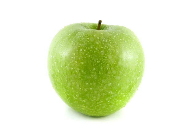 Изолированное зеленое яблоко с капельками воды на белом — стоковое фото