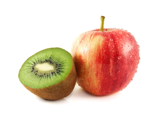 Manzana roja húmeda aislada con la mitad de kiwi —  Fotos de Stock