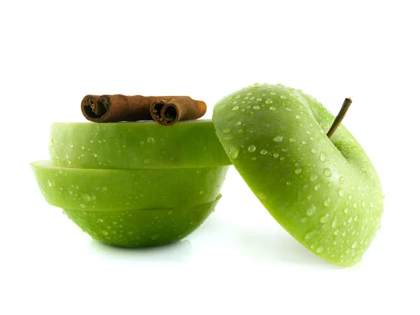Fette di mela verde isolate con baccelli di cannella — Foto Stock