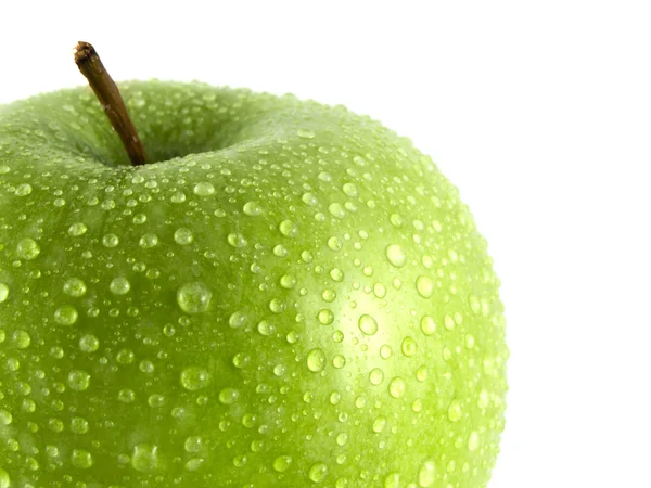 Изолированное зеленое яблоко с капельками воды на белом — стоковое фото