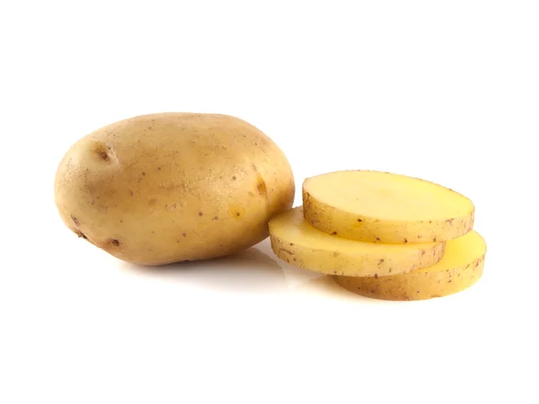 Nieuwe aardappel met segmenten geïsoleerd op wit — Stockfoto