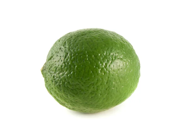 Beyaz zemin üzerine yeşil izole limon — Stok fotoğraf