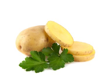 yeni patates dilimleri ve izole yeşil maydanoz ile